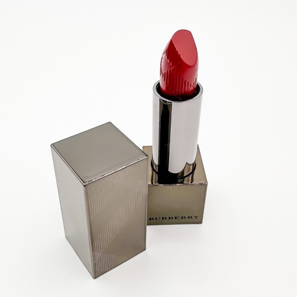 Burberry Kisses Classic Red No. 117 Hydrating Lip Colour - Picture 2 of 5